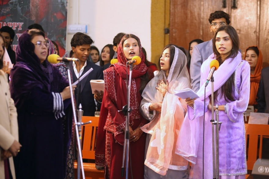 &Chi;&rho;&iota;&sigma;&tau;&omicron;ύ&gamma;&epsilon;&nu;&nu;&alpha; &alpha;&nu;ά &tau;&omicron;&nu; &kappa;ό&sigma;&mu;&omicron;: &Pi;ώ&sigmaf; &gamma;&iota;ό&rho;&tau;&alpha;&sigma;&alpha;&nu; &alpha;&pi;ό &tau;&eta;&nu; &epsilon;&mu;&pi;ό&lambda;&epsilon;&mu;&eta; &Omicron;&upsilon;&kappa;&rho;&alpha;&nu;ί&alpha; &mu;έ&chi;&rho;&iota; &tau;&eta; &Beta;&eta;&theta;&lambda;&epsilon;έ&mu; &kappa;&iota; &alpha;&pi;ό &tau;&iota;&sigmaf; &phi;&alpha;&beta;έ&lambda;&epsilon;&sigmaf; &tau;&omicron;&upsilon; &Sigma;ά&omicron; &Pi;ά&omicron;&lambda;&omicron; &mu;έ&chi;&rho;&iota; &tau;&omicron; &Pi;&alpha;&kappa;&iota;&sigma;&tau;ά&nu;, &delta;&epsilon;ί&tau;&epsilon; &phi;&omega;&tau;&omicron;&gamma;&rho;&alpha;&phi;ί&epsilon;&sigmaf;