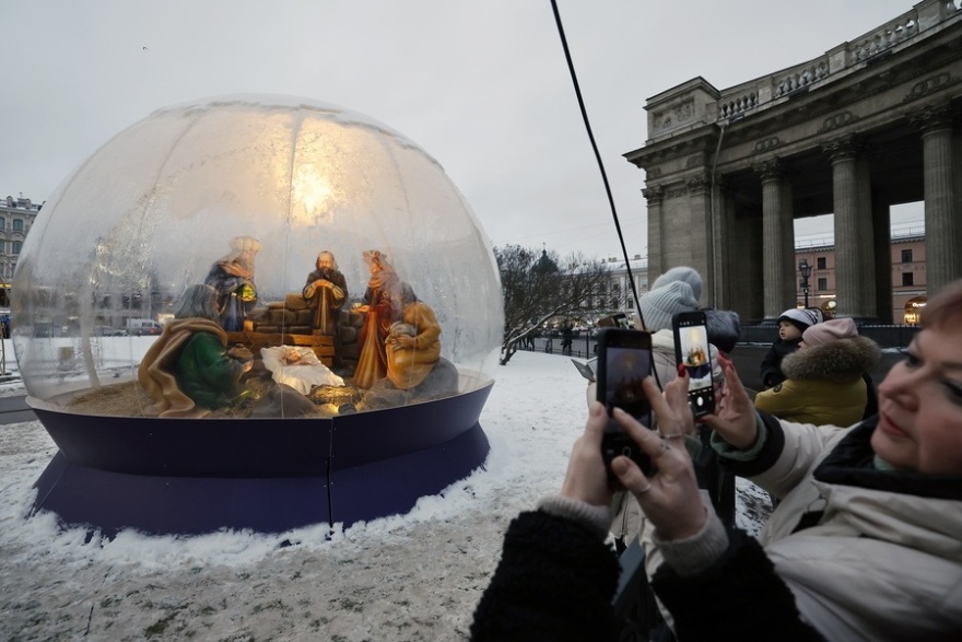 &Chi;&rho;&iota;&sigma;&tau;&omicron;ύ&gamma;&epsilon;&nu;&nu;&alpha; &alpha;&nu;ά &tau;&omicron;&nu; &kappa;ό&sigma;&mu;&omicron;: &Pi;ώ&sigmaf; &gamma;&iota;ό&rho;&tau;&alpha;&sigma;&alpha;&nu; &alpha;&pi;ό &tau;&eta;&nu; &epsilon;&mu;&pi;ό&lambda;&epsilon;&mu;&eta; &Omicron;&upsilon;&kappa;&rho;&alpha;&nu;ί&alpha; &mu;έ&chi;&rho;&iota; &tau;&eta; &Beta;&eta;&theta;&lambda;&epsilon;έ&mu; &kappa;&iota; &alpha;&pi;ό &tau;&iota;&sigmaf; &phi;&alpha;&beta;έ&lambda;&epsilon;&sigmaf; &tau;&omicron;&upsilon; &Sigma;ά&omicron; &Pi;ά&omicron;&lambda;&omicron; &mu;έ&chi;&rho;&iota; &tau;&omicron; &Pi;&alpha;&kappa;&iota;&sigma;&tau;ά&nu;, &delta;&epsilon;ί&tau;&epsilon; &phi;&omega;&tau;&omicron;&gamma;&rho;&alpha;&phi;ί&epsilon;&sigmaf;