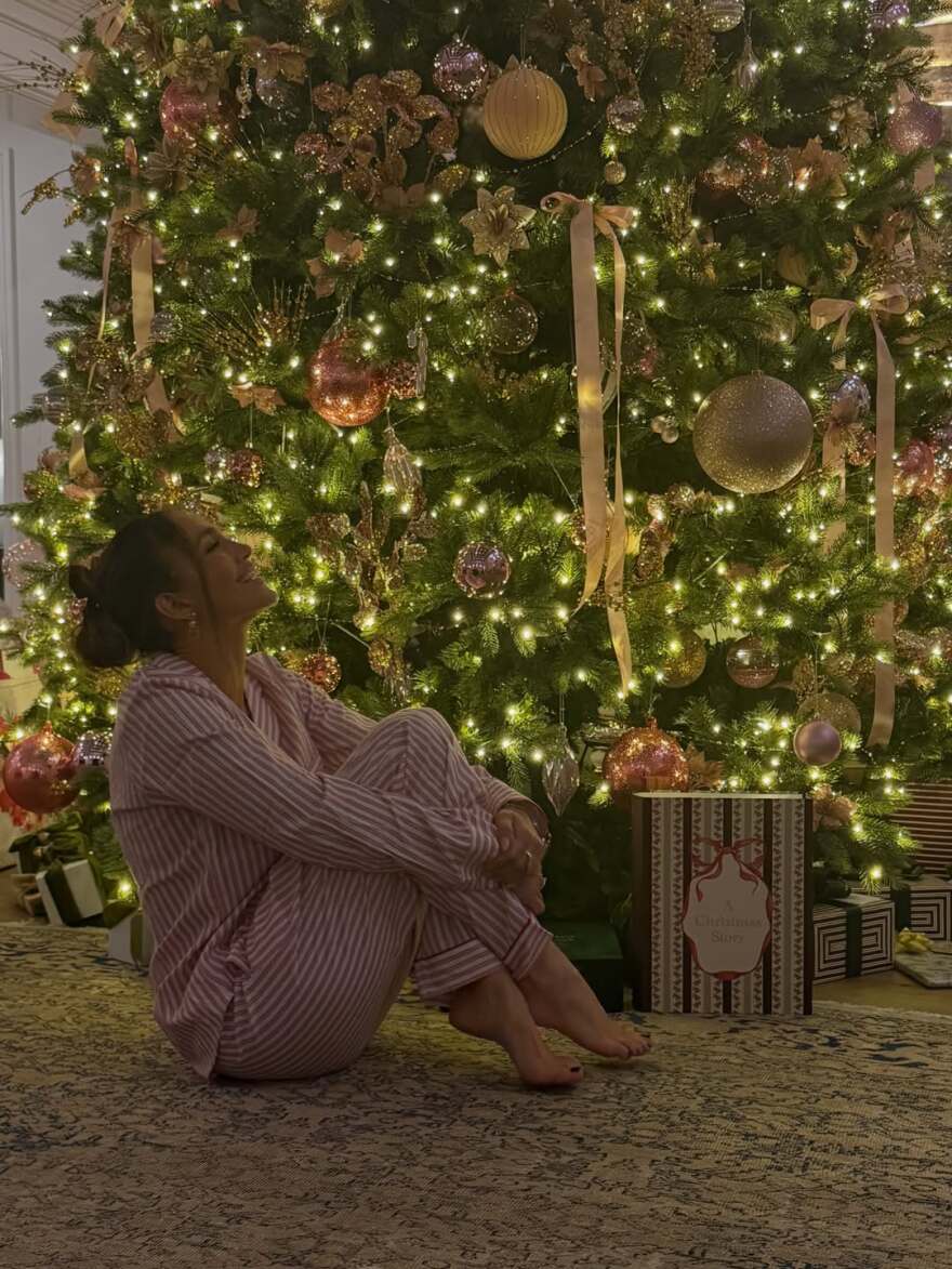 Η Τζένιφερ Λόπεζ φωτογραφίζεται μπροστά στο χριστουγεννιάτικο δέντρο του σπιτιού της