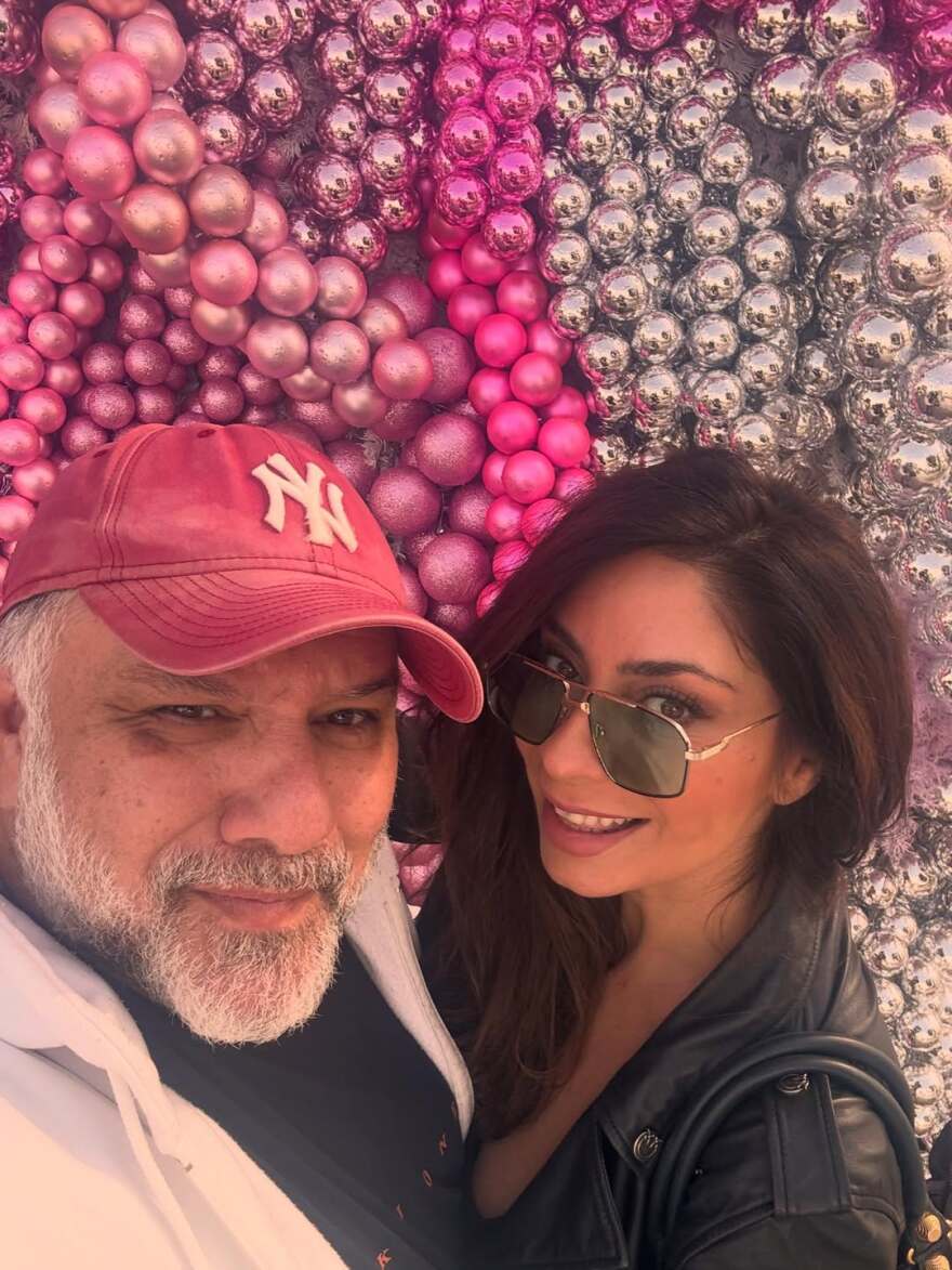 Ο Γρηγόρης Αρναούτογλου και η Νάνσυ Αντωνίου ποζάρουν μαζί και εύχονται «Καλά Χριστούγεννα»