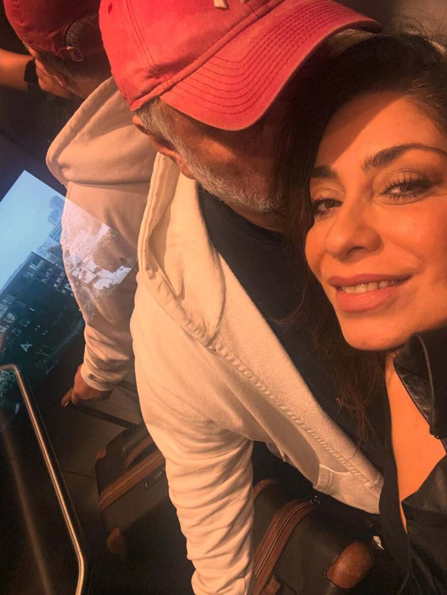 Ο Γρηγόρης Αρναούτογλου και η Νάνσυ Αντωνίου ποζάρουν μαζί και εύχονται «Καλά Χριστούγεννα»