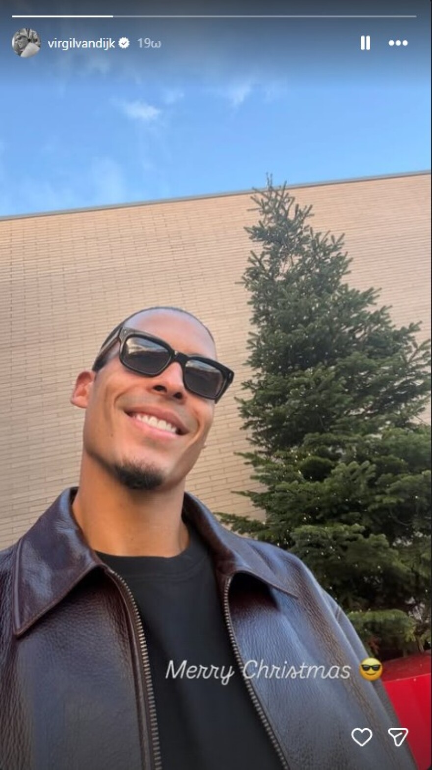 Οι ποδοσφαιριστές ξεκουράζονται: Ο Χάαλαντ με τη σύζυγο και ο Μπέλινγχαμ με την κουκουβάγια