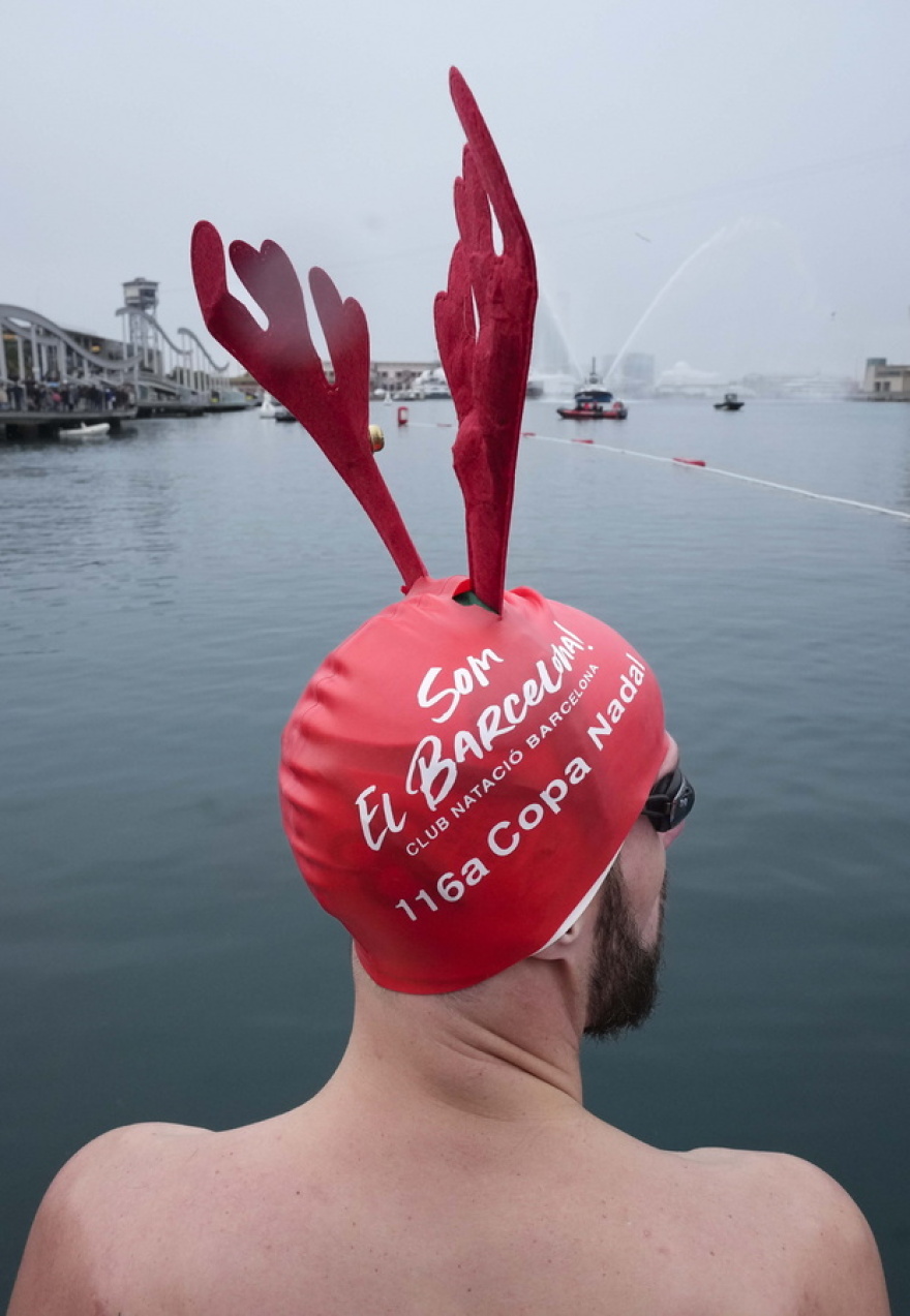 «Κύπελλο Χριστουγέννων»: Δεκάδες άνθρωποι συμμετείχαν στον παλαιότερο αγώνα κολύμβησης στην Ισπανία, δείτε φωτογραφίες