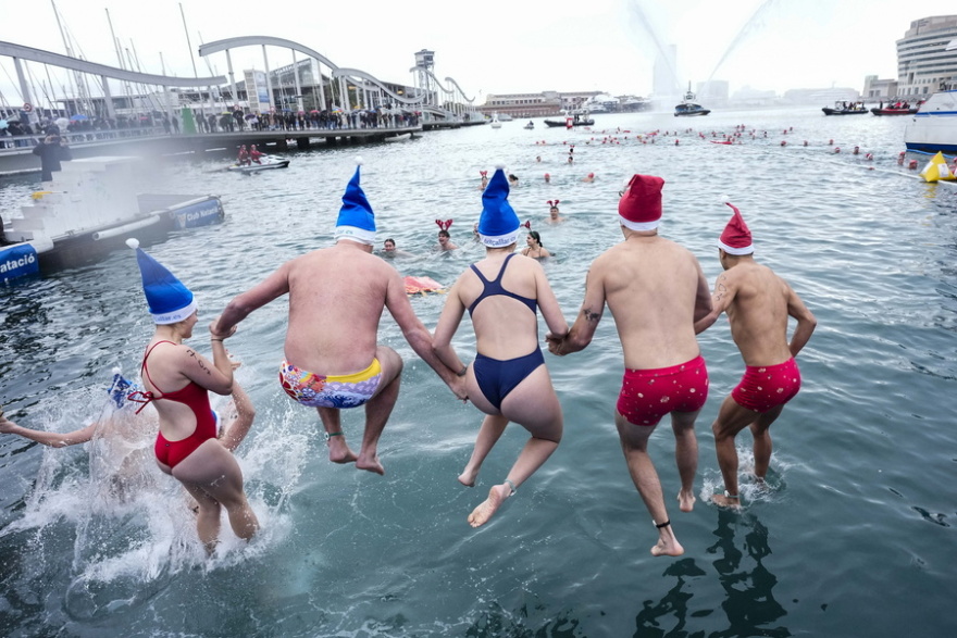 «Κύπελλο Χριστουγέννων»: Δεκάδες άνθρωποι συμμετείχαν στον παλαιότερο αγώνα κολύμβησης στην Ισπανία, δείτε φωτογραφίες