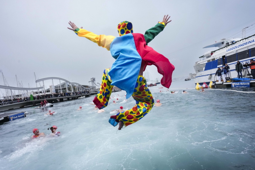 «Κύπελλο Χριστουγέννων»: Δεκάδες άνθρωποι συμμετείχαν στον παλαιότερο αγώνα κολύμβησης στην Ισπανία, δείτε φωτογραφίες