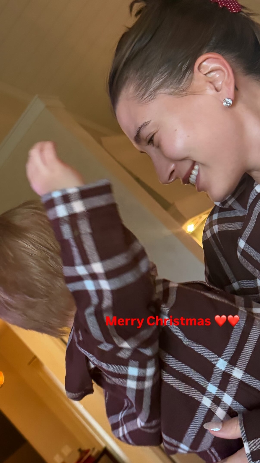 Ο Τζάστιν Μπίμπερ ευχήθηκε για τα Χριστούγεννα στην αγκαλιά της Χέιλι