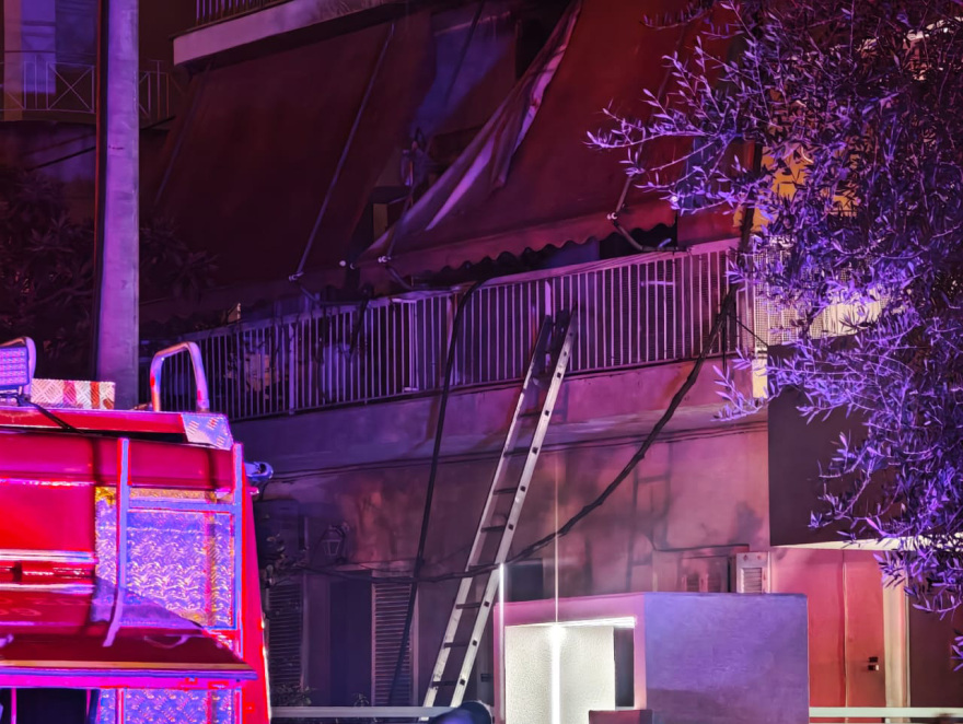 Νεκροί δύο άνδρες που εγκλωβίστηκαν σε φωτιά σε διαμέρισμα στην Καλλιθέα, δείτε βίντεο