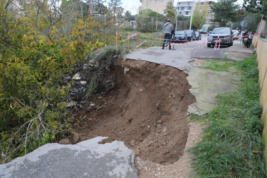 Κακοκαιρία στην Αττική: Καθίζηση 10 μέτρων στο ρέμα της Πικροδάφνης, σε κατάσταση έκτακτης ανάγκης ο Άγιος Δημήτριος 
