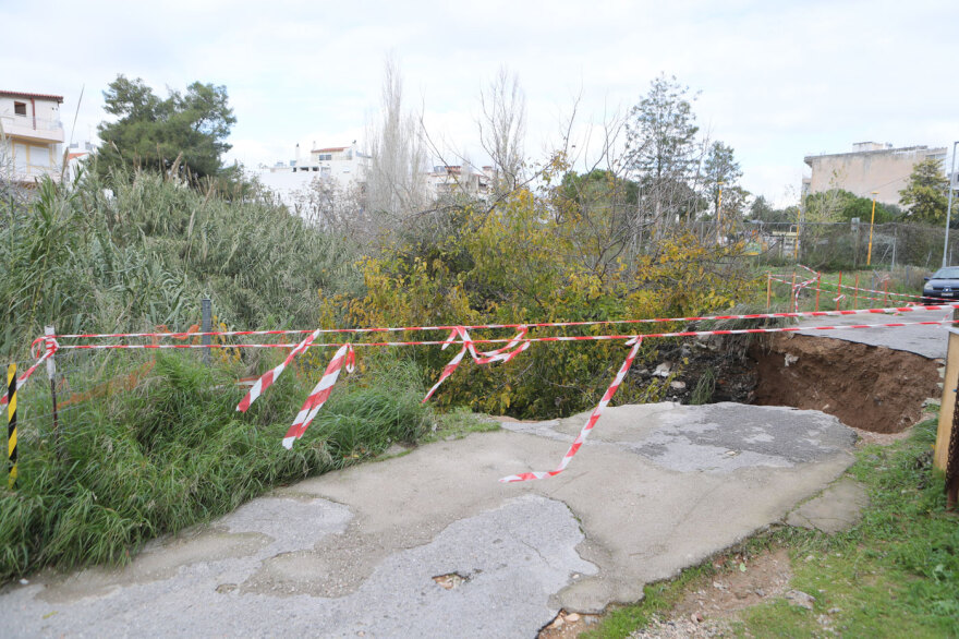Κακοκαιρία στην Αττική: Καθίζηση 10 μέτρων στο ρέμα της Πικροδάφνης, σε κατάσταση έκτακτης ανάγκης ο Άγιος Δημήτριος 
