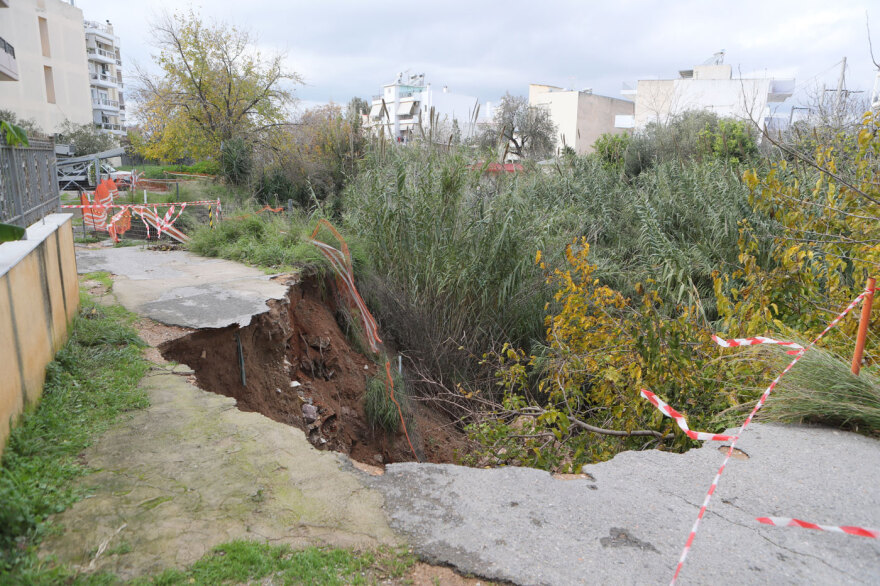 Κακοκαιρία στην Αττική: Καθίζηση 10 μέτρων στο ρέμα της Πικροδάφνης, σε κατάσταση έκτακτης ανάγκης ο Άγιος Δημήτριος 
