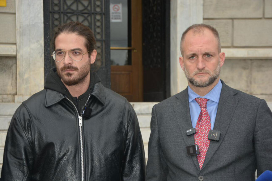 Ελεύθερος ο Μουγκοπέτρος μετά τη μήνυση της συζύγου του για ενδοοικογενειακή απειλή: «Σεβόμενος τα παιδιά μου δεν θα πω τίποτα για τη μητέρα τους» είπε έξω από το δικαστήριο