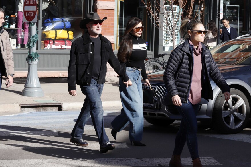 Η εμφάνιση του Μπέζος με καουμπόικο στυλ στο Άσπεν - Δείτε φωτογραφίες