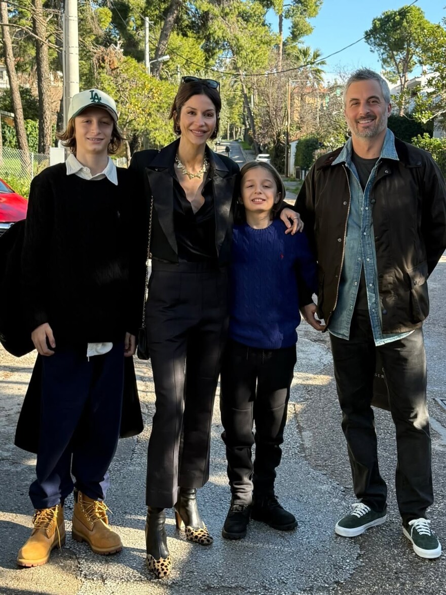 Η Σοφία Καρβέλα πέρασε τα Χριστούγεννα με τα παιδιά της και τον Θανάση Πανουργιά: Δείτε φωτογραφίες