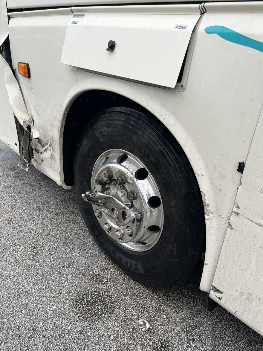 ΚΤΕΛ συγκρούστηκε με IX στο Μουζάκι Καρδίτσας, δείτε φωτογραφίες