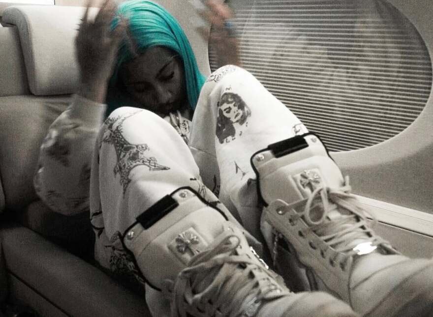 Κιμ Καρντάσιαν: Η 12χρονη κόρη της, Νορθ Γουέστ πόζαρε με μπλε μαλλιά, μακριά νύχια... και διαμαντένια οδοντοστοιχία