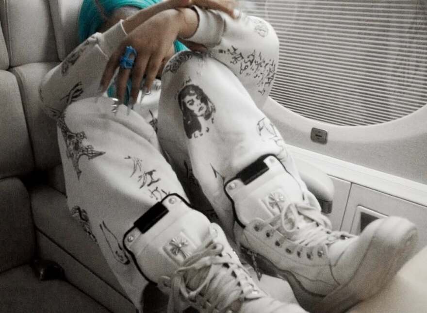 Κιμ Καρντάσιαν: Η 12χρονη κόρη της, Νορθ Γουέστ πόζαρε με μπλε μαλλιά, μακριά νύχια... και διαμαντένια οδοντοστοιχία