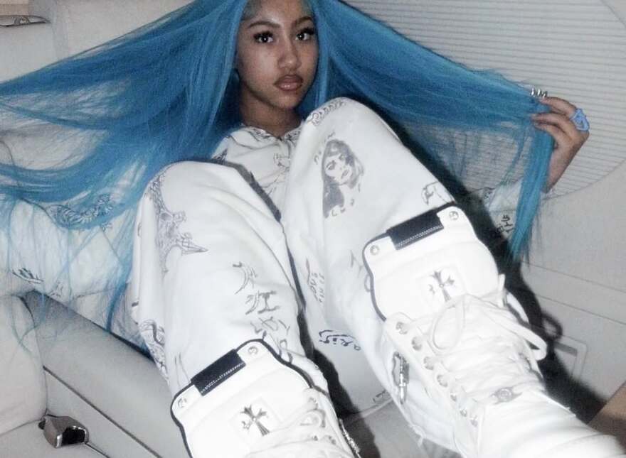 Κιμ Καρντάσιαν: Η 12χρονη κόρη της, Νορθ Γουέστ πόζαρε με μπλε μαλλιά, μακριά νύχια... και διαμαντένια οδοντοστοιχία