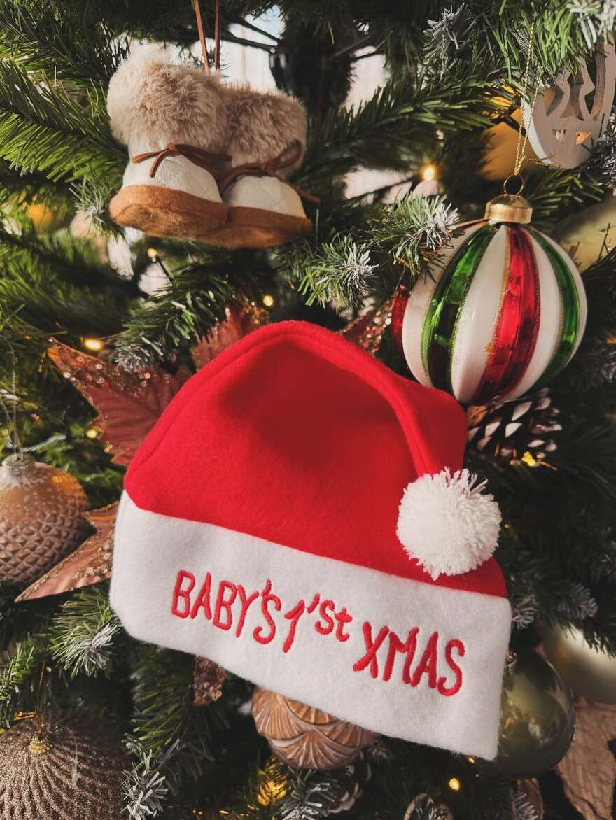 Η Ιωάννα Τριανταφυλλίδου πόζαρε μπροστά στο χριστουγεννιάτικο δέντρο με τον γιο της