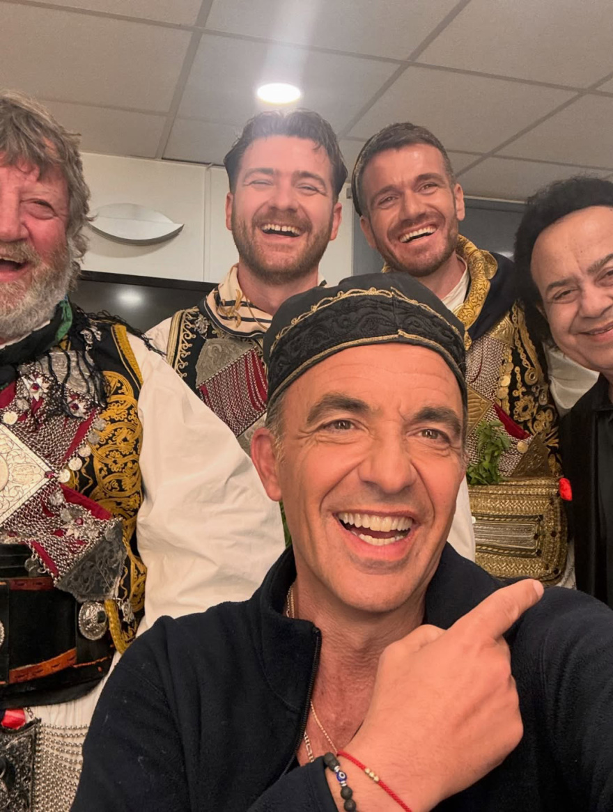 Όταν η γαλλική τηλεόραση έδειξε τσάμικο και φουστανέλες: Η έκπληξη του Σαλέα στον Αλιάγα και το τραγούδι της Λάρα Φαμπιάν στα ελληνικά, δείτε βίντεο