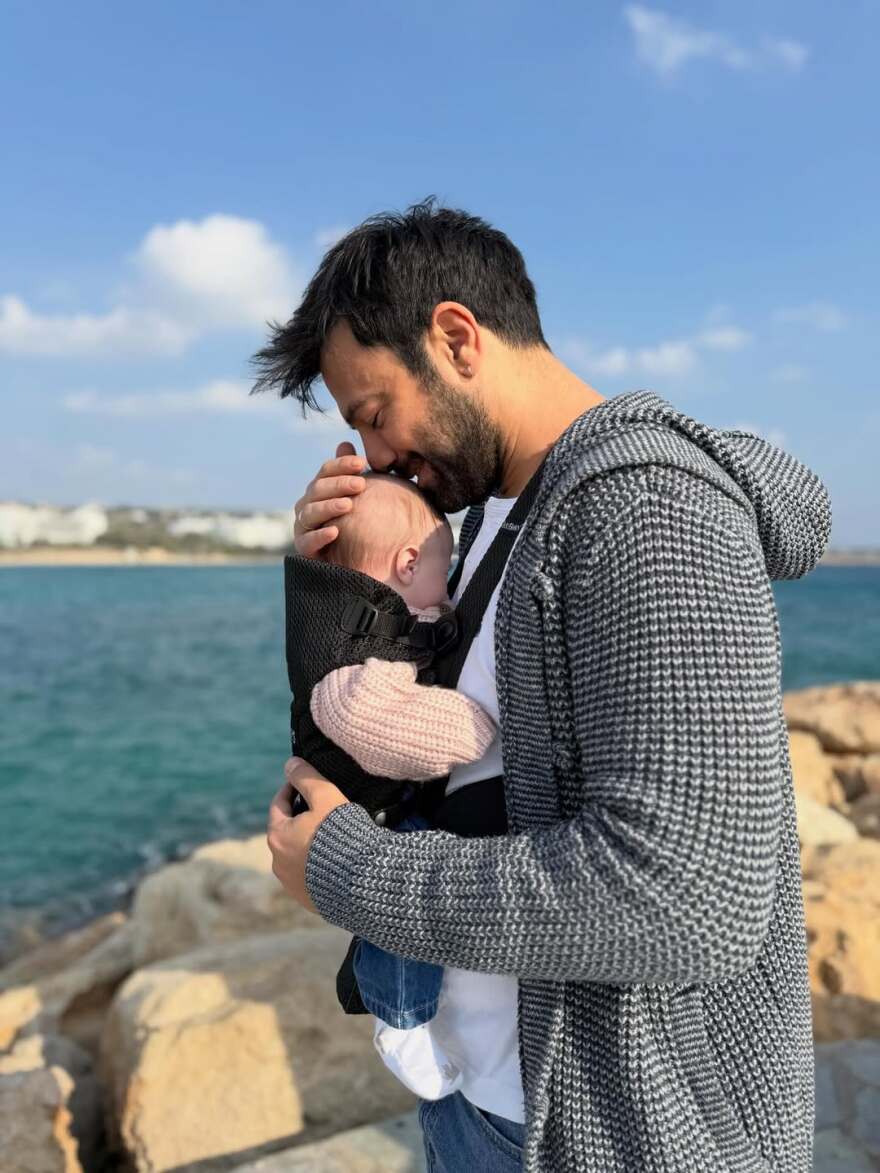 Ο Ανδρέας Γεωργίου δημοσίευσε φωτογραφία αγκαλιά με την κόρη του: Τα πάντα μου, γράφει