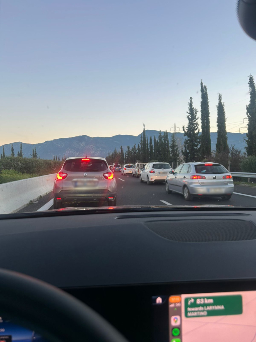 Μετ' εμποδίων η επιστροφή των εκδρομέων: Ουρές χιλιομέτρων σε Μπράλο, Μαρτίνο και Κάστρο εξαιτίας των μπλόκων