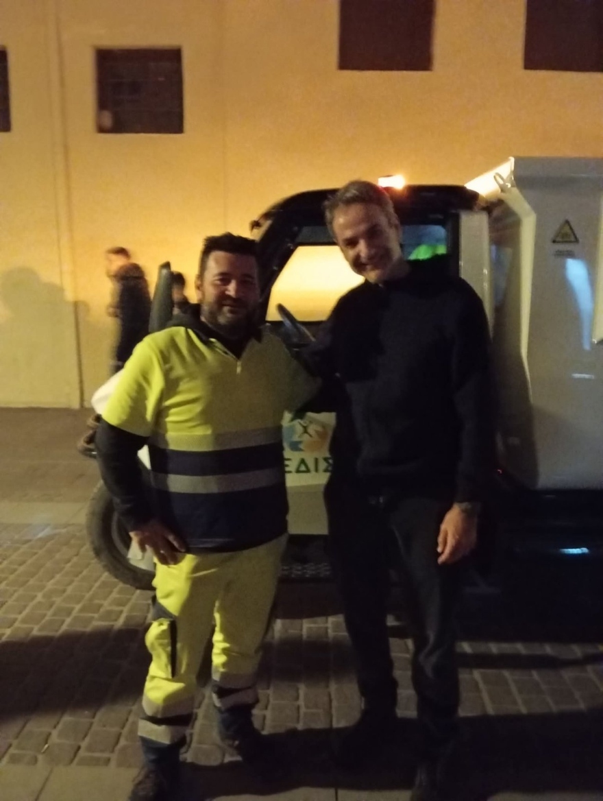 Στα Χανιά ο Κυριάκος Μητσοτάκης: Η φωτογραφία με εργαζόμενο στην καθαριότητα
