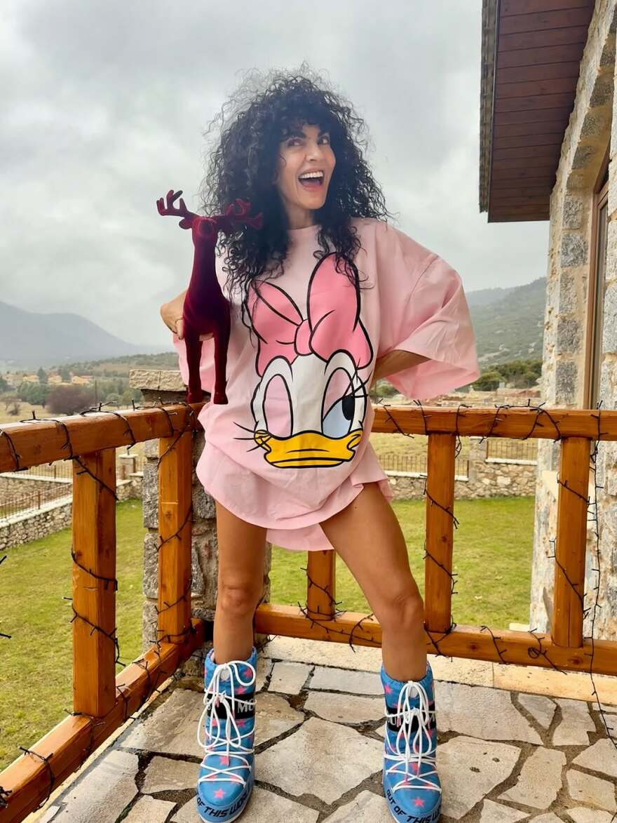 Η Μαρία Σολωμού κάνει διακοπές στον Παρνασσό, δείτε φωτογραφίες
