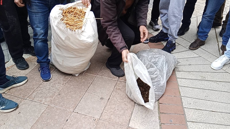 Αγρίνιο: Με σανό και κοπριά πήγαν στα γραφεία βουλευτών της ΝΔ αγρότες από το μπλόκο στο Αγγελόκαστρο, δείτε φωτογραφίες