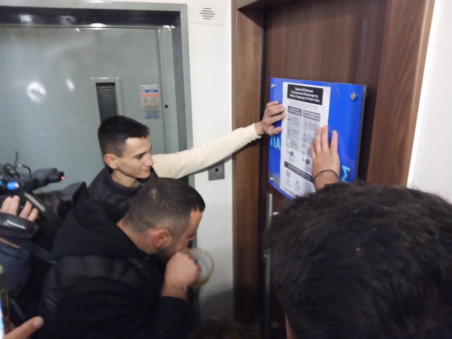 Αγρίνιο: Με σανό και κοπριά πήγαν στα γραφεία βουλευτών της ΝΔ αγρότες από το μπλόκο στο Αγγελόκαστρο, δείτε φωτογραφίες