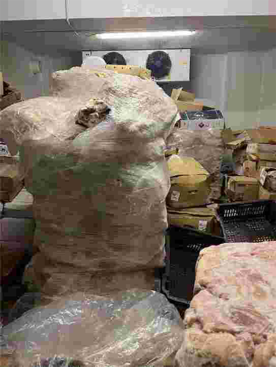 Χαλασμένα μπιφτέκια, βρώμικοι πάγκοι, άθλιες συνθήκες -  Κατασχέθηκαν 12 τόνοι ακατάλληλων προϊόντων, δείτε φωτογραφίες