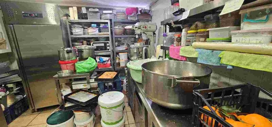 Χαλασμένα μπιφτέκια, βρώμικοι πάγκοι, άθλιες συνθήκες -  Κατασχέθηκαν 12 τόνοι ακατάλληλων προϊόντων, δείτε φωτογραφίες