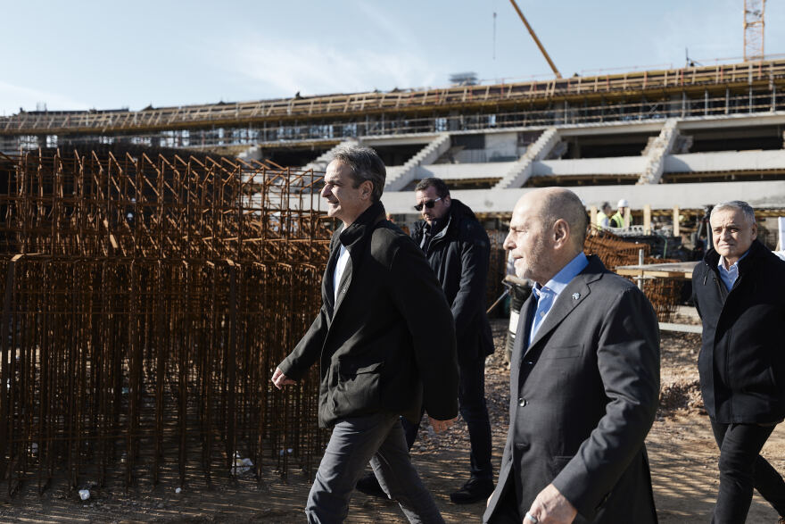 Ο Κυριάκος Μητσοτάκης με τον Γιάννη Αλαφούζο και τον Χάρη Δούκα στον Βοτανικό: «Το γήπεδο θα είναι έτοιμο τον Μάιο του 2027»
