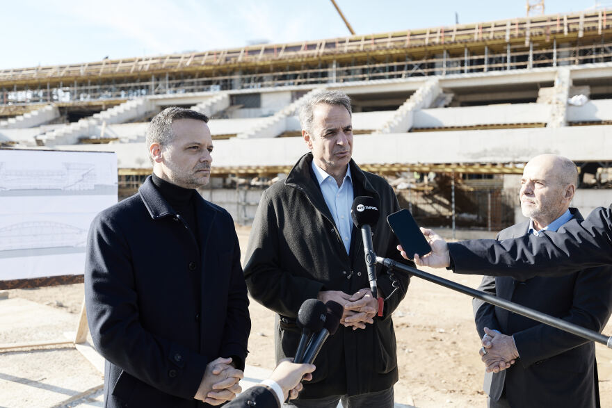 Ο Κυριάκος Μητσοτάκης με τον Γιάννη Αλαφούζο και τον Χάρη Δούκα στον Βοτανικό: «Το γήπεδο θα είναι έτοιμο τον Μάιο του 2027»