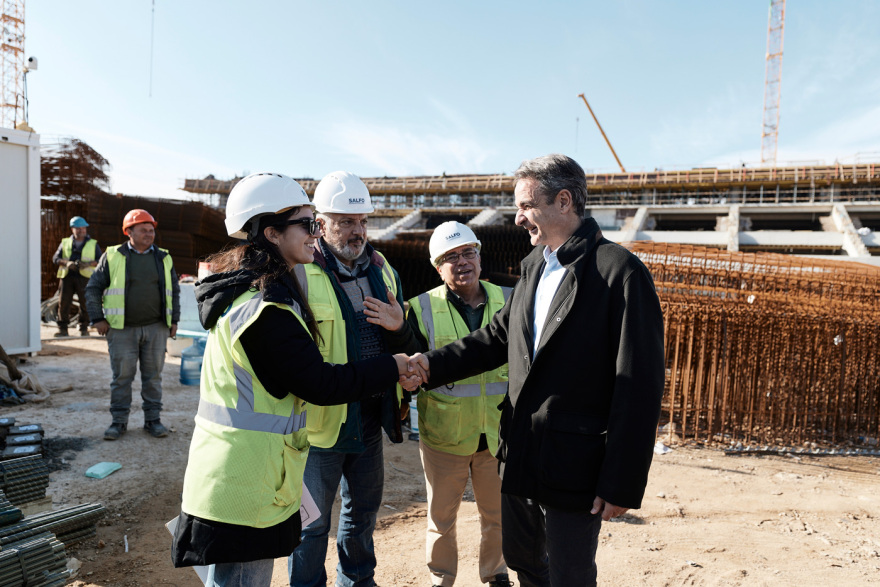 Ο Κυριάκος Μητσοτάκης με τον Γιάννη Αλαφούζο και τον Χάρη Δούκα στον Βοτανικό: «Το γήπεδο θα είναι έτοιμο τον Μάιο του 2027»