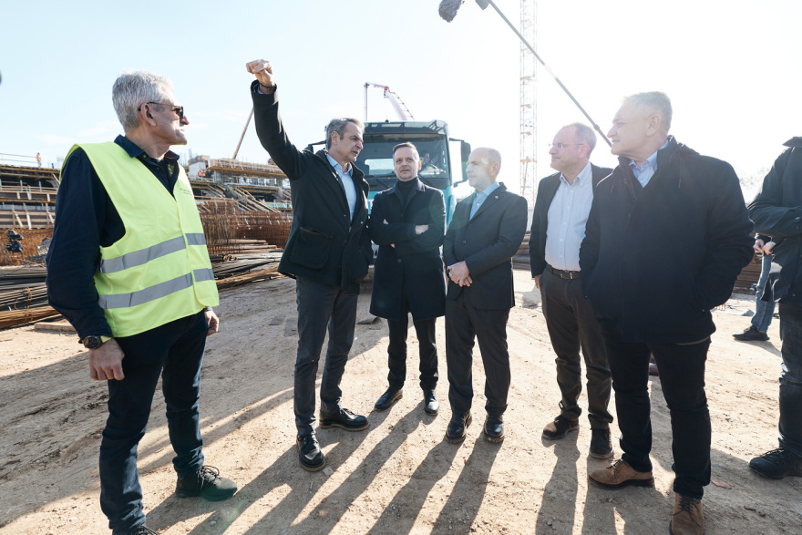 Ο Κυριάκος Μητσοτάκης με τον Γιάννη Αλαφούζο και τον Χάρη Δούκα στον Βοτανικό: «Το γήπεδο θα είναι έτοιμο τον Μάιο του 2027»