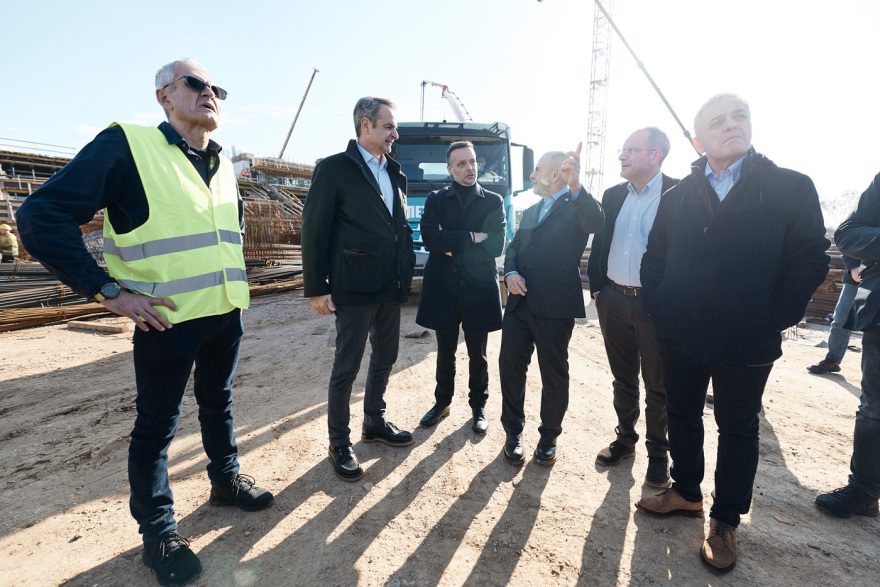 Ο Κυριάκος Μητσοτάκης με τον Γιάννη Αλαφούζο και τον Χάρη Δούκα στον Βοτανικό: «Το γήπεδο θα είναι έτοιμο τον Μάιο του 2027»