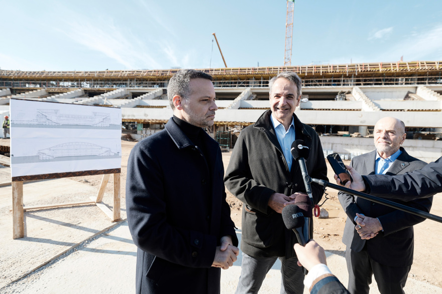 Ο Κυριάκος Μητσοτάκης με τον Γιάννη Αλαφούζο και τον Χάρη Δούκα στον Βοτανικό: «Το γήπεδο θα είναι έτοιμο τον Μάιο του 2027»