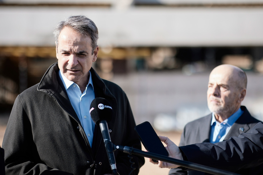 Ο Κυριάκος Μητσοτάκης με τον Γιάννη Αλαφούζο και τον Χάρη Δούκα στον Βοτανικό: «Το γήπεδο θα είναι έτοιμο τον Μάιο του 2027»