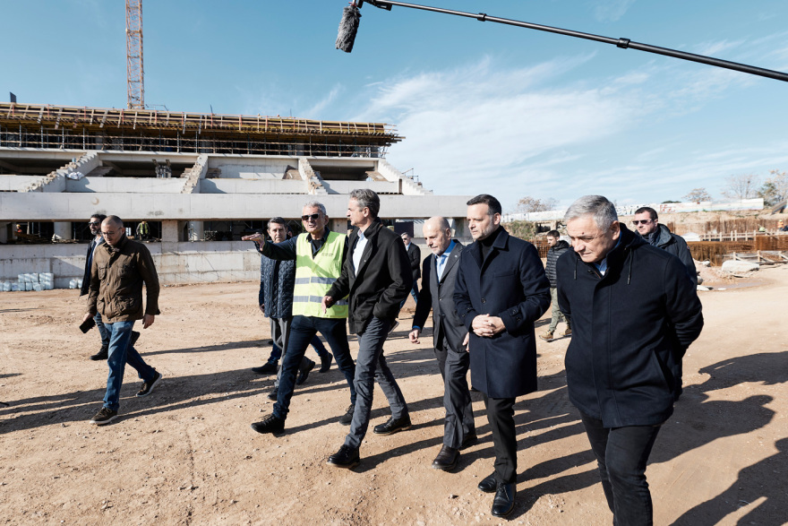 Ο Κυριάκος Μητσοτάκης με τον Γιάννη Αλαφούζο και τον Χάρη Δούκα στον Βοτανικό: «Το γήπεδο θα είναι έτοιμο τον Μάιο του 2027»