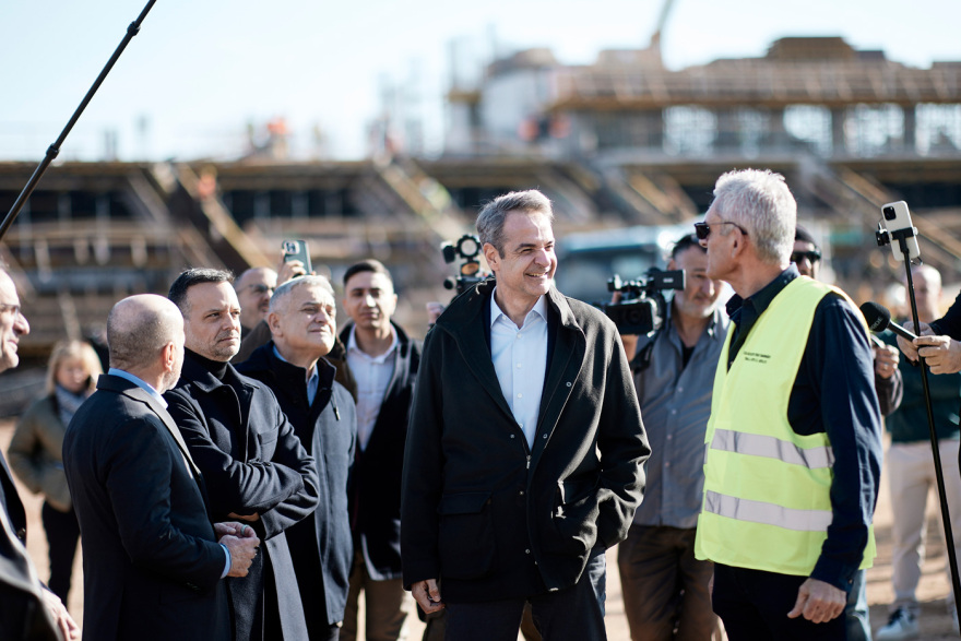 Ο Κυριάκος Μητσοτάκης με τον Γιάννη Αλαφούζο και τον Χάρη Δούκα στον Βοτανικό: «Το γήπεδο θα είναι έτοιμο τον Μάιο του 2027»