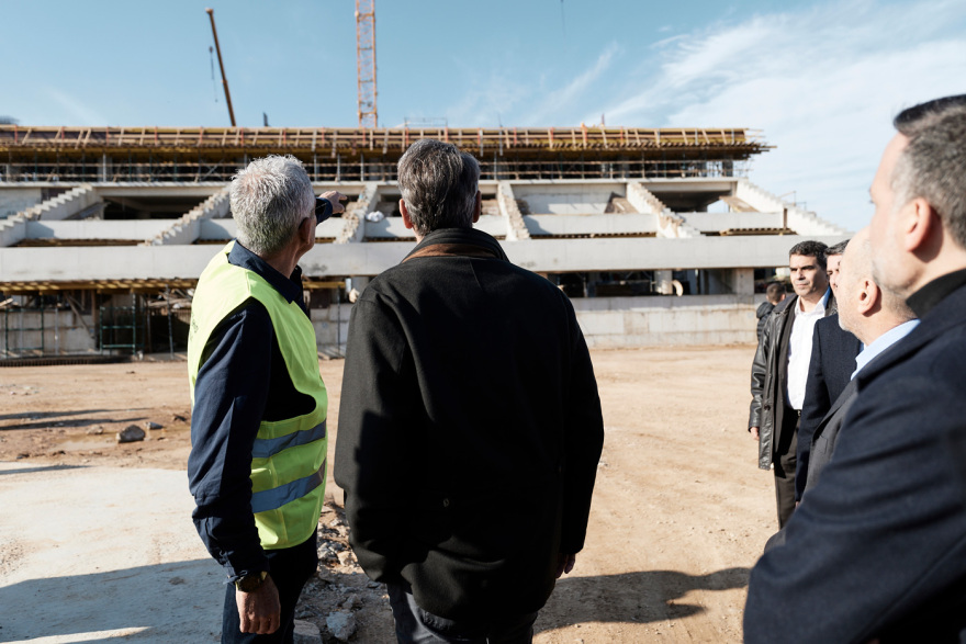 Ο Κυριάκος Μητσοτάκης με τον Γιάννη Αλαφούζο και τον Χάρη Δούκα στον Βοτανικό: «Το γήπεδο θα είναι έτοιμο τον Μάιο του 2027»