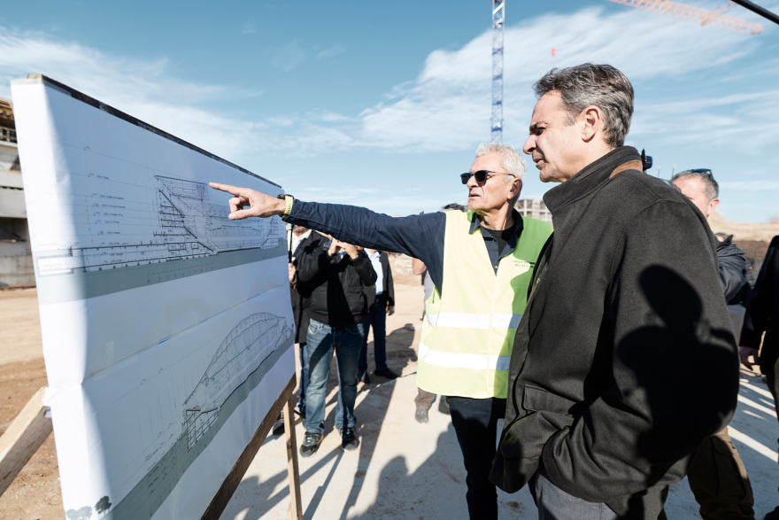 Ο Κυριάκος Μητσοτάκης με τον Γιάννη Αλαφούζο και τον Χάρη Δούκα στον Βοτανικό: «Το γήπεδο θα είναι έτοιμο τον Μάιο του 2027»