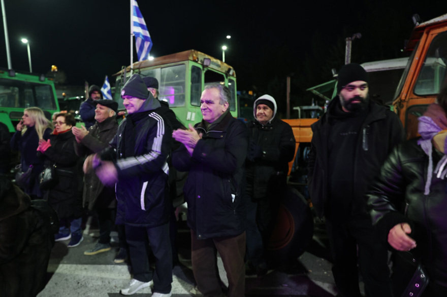 Με μουσική, φαγητό και... gluhwein κάνουν πρωτοχρονιάτικο ρεβεγιόν οι αγρότες στο μπλόκο της Νίκαιας, δείτε βίντεο και φωτογραφίες