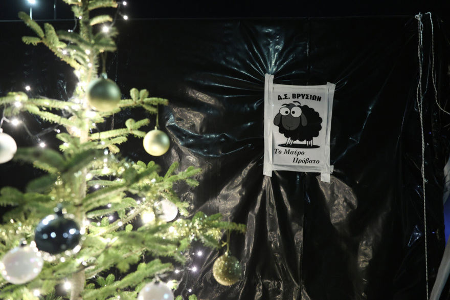 Με μουσική, φαγητό και... gluhwein κάνουν πρωτοχρονιάτικο ρεβεγιόν οι αγρότες στο μπλόκο της Νίκαιας, δείτε βίντεο και φωτογραφίες