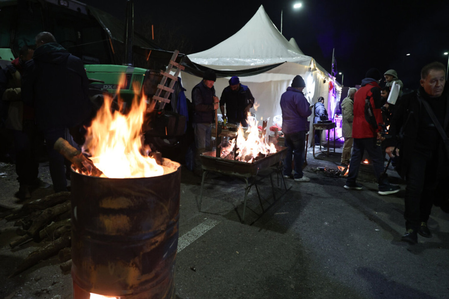 Με μουσική, φαγητό και... gluhwein κάνουν πρωτοχρονιάτικο ρεβεγιόν οι αγρότες στο μπλόκο της Νίκαιας, δείτε βίντεο και φωτογραφίες