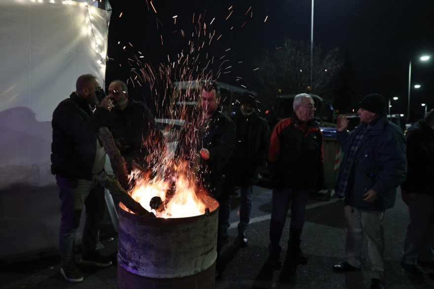 Με μουσική, φαγητό και... gluhwein κάνουν πρωτοχρονιάτικο ρεβεγιόν οι αγρότες στο μπλόκο της Νίκαιας, δείτε βίντεο και φωτογραφίες