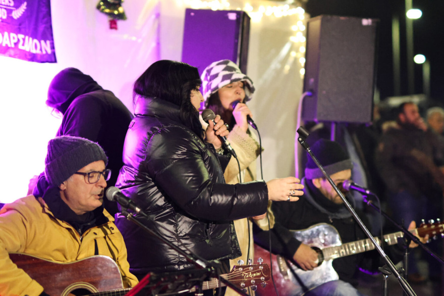 Με μουσική, φαγητό και... gluhwein κάνουν πρωτοχρονιάτικο ρεβεγιόν οι αγρότες στο μπλόκο της Νίκαιας, δείτε βίντεο και φωτογραφίες