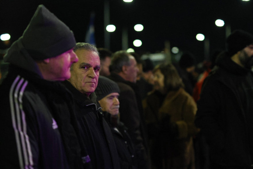 Με μουσική, φαγητό και... gluhwein κάνουν πρωτοχρονιάτικο ρεβεγιόν οι αγρότες στο μπλόκο της Νίκαιας, δείτε βίντεο και φωτογραφίες