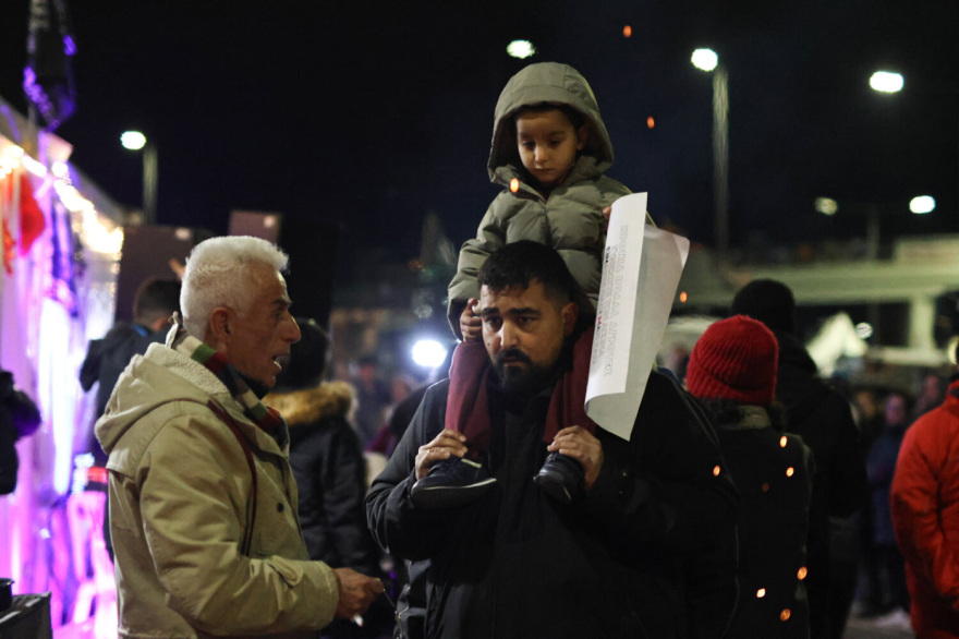 Με μουσική, φαγητό και... gluhwein κάνουν πρωτοχρονιάτικο ρεβεγιόν οι αγρότες στο μπλόκο της Νίκαιας, δείτε βίντεο και φωτογραφίες
