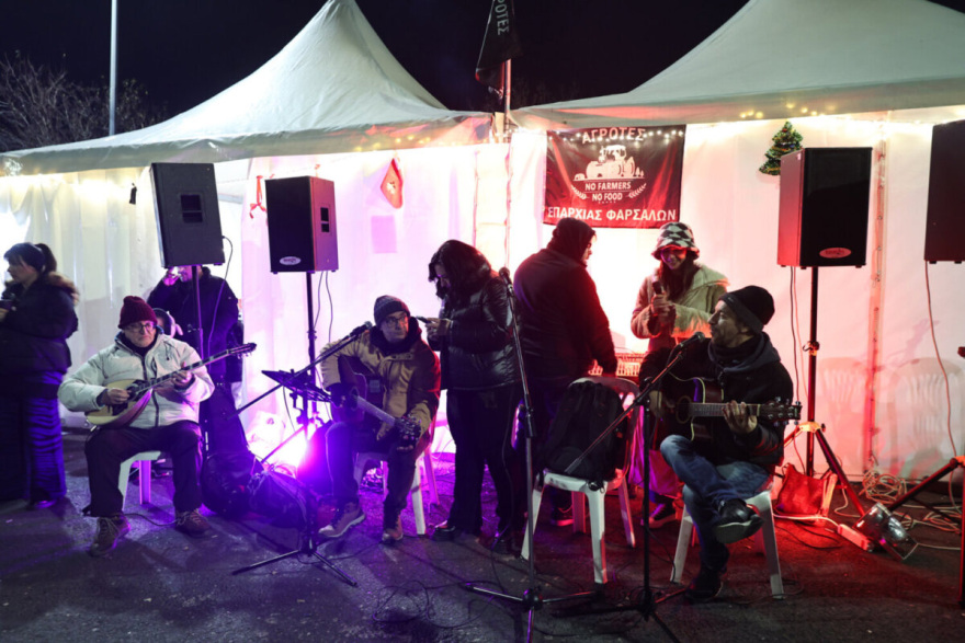Με μουσική, φαγητό και... gluhwein κάνουν πρωτοχρονιάτικο ρεβεγιόν οι αγρότες στο μπλόκο της Νίκαιας, δείτε βίντεο και φωτογραφίες